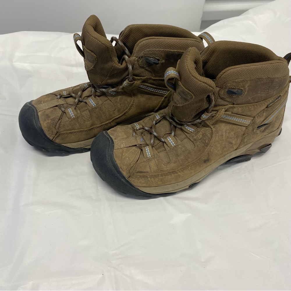 Keen Hiking Boots - distressed
